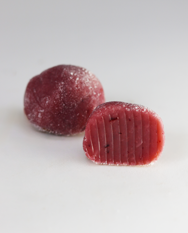 Brigadeiro de frutas vermelhas finalizado no açúcar com ácido cítrico